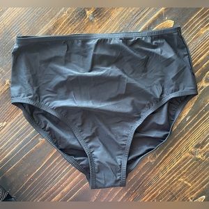 NWOT Beyond black swim bottoms size 14